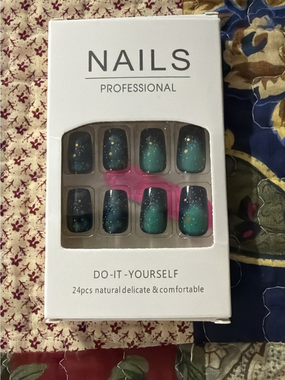 Do-It-Yourself Green Ombre Star Press-On Nails